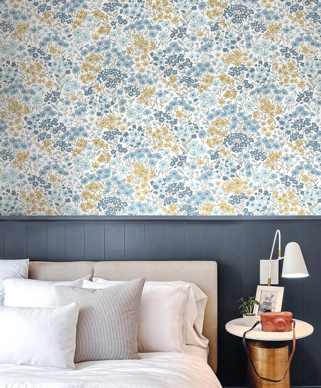 Advantage Ditsy Light Blue Daisies Wallpaper