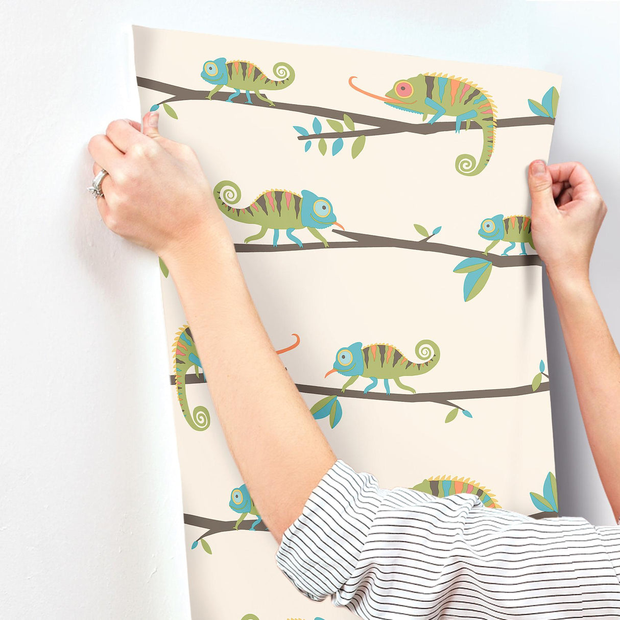Advantage Chameleon Family Green Canopy Stroll Wallpaper