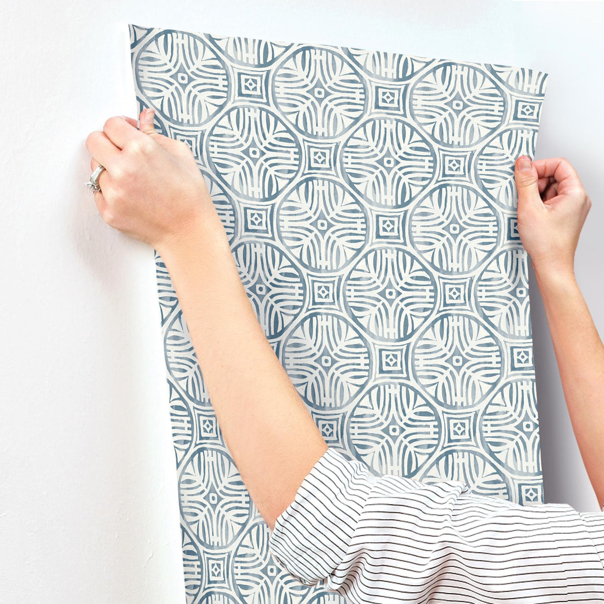 York Sandee Navy Medallion Wallpaper