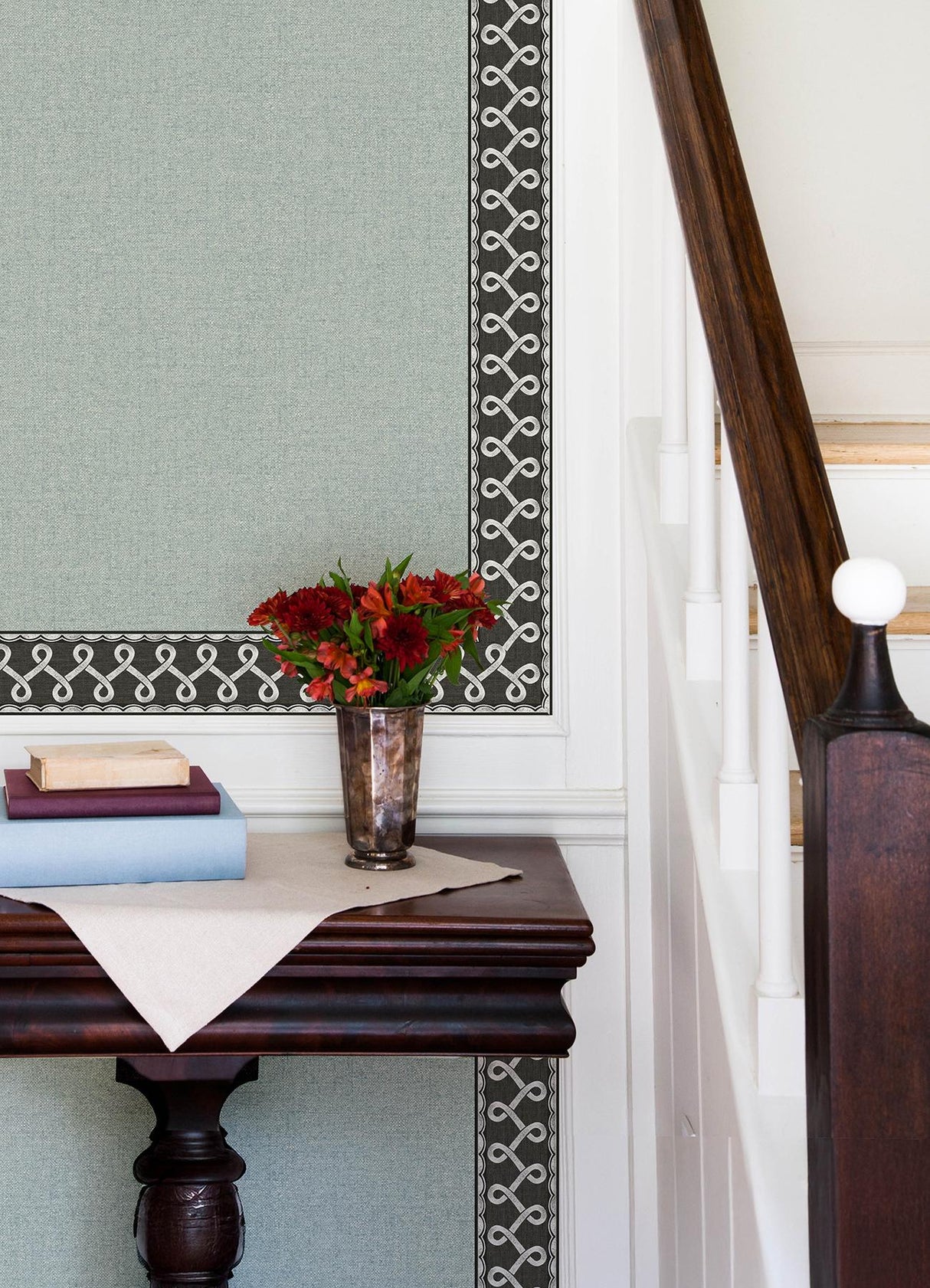 York Scalloped Ribbon Black Trim Wall Border