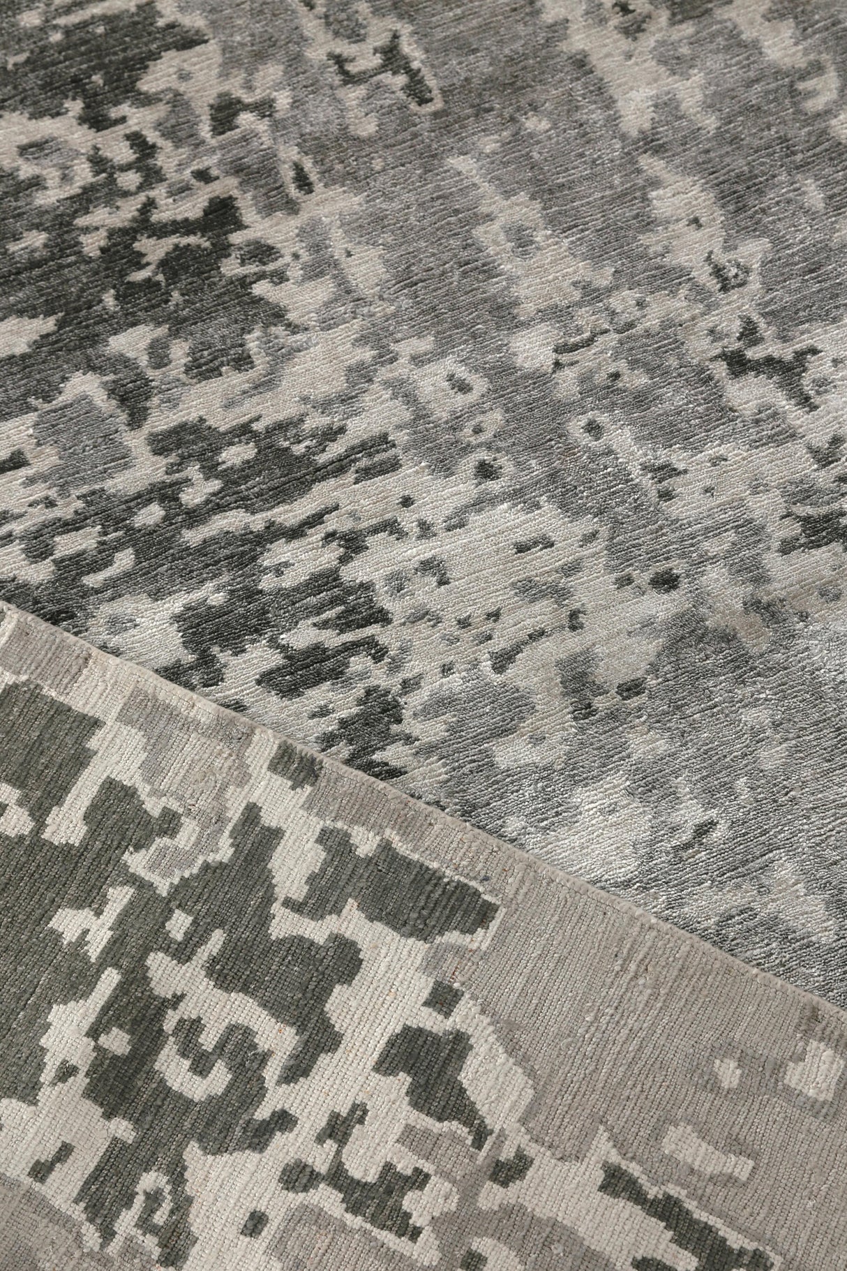 Exquisite Rugs Bamboo Silk hand-knotted Bamboo Silk 4526 Gray/Silver 14' x 3' Area Rug