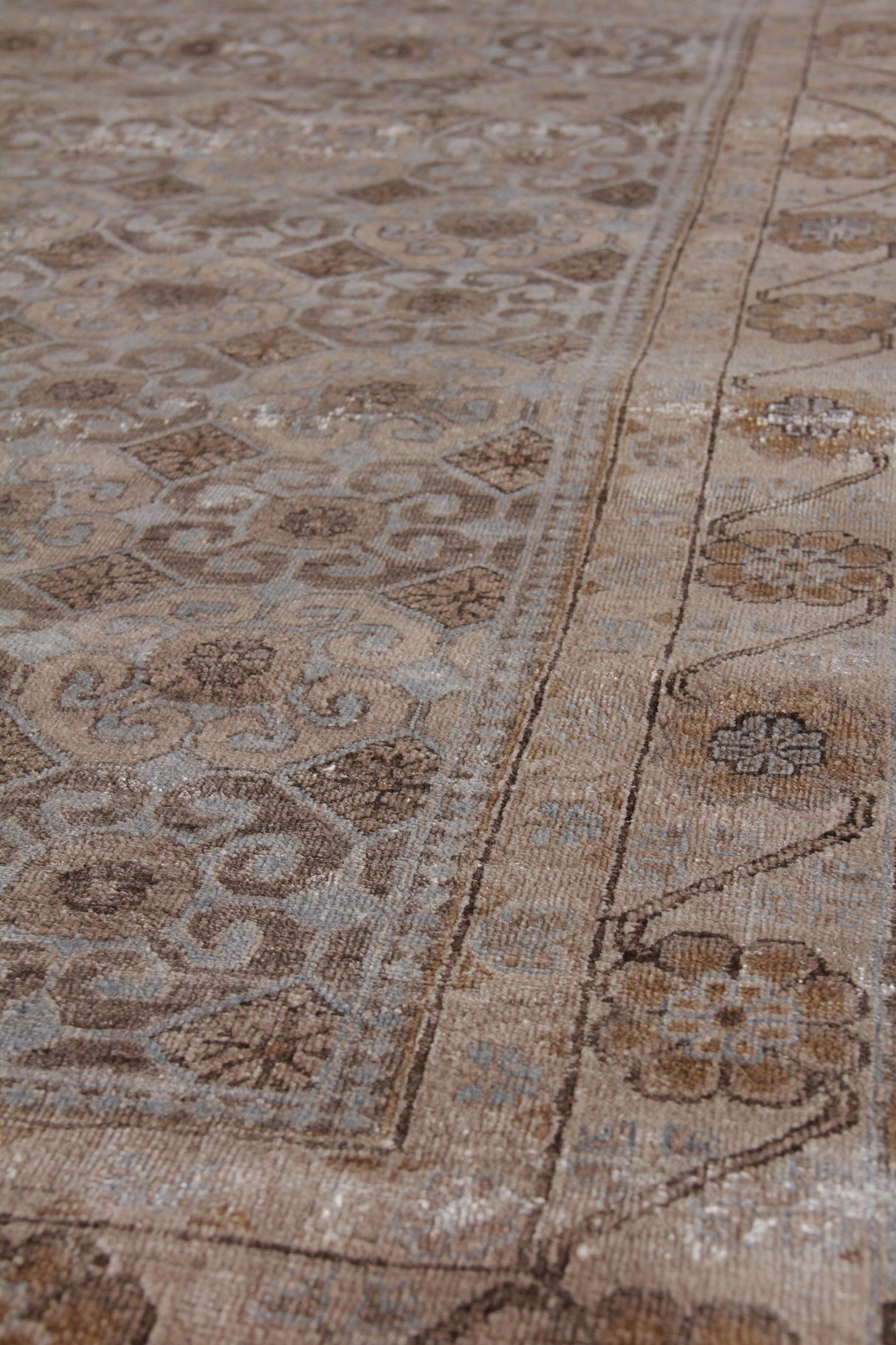Exquisite Rugs Fine Khotan hand-knotted Bamboo Silk 9918 Camel/Ivory 18' x 14' Area Rug