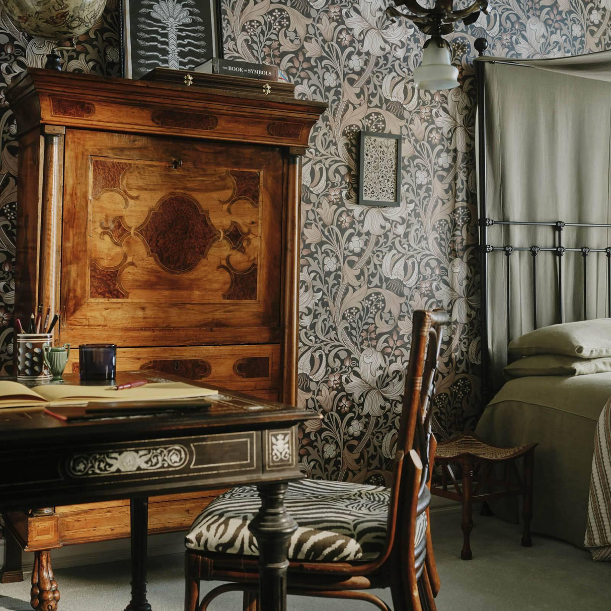 House of Hackney GOLDEN LILY Wallpaper - Black (9'10" - full height)