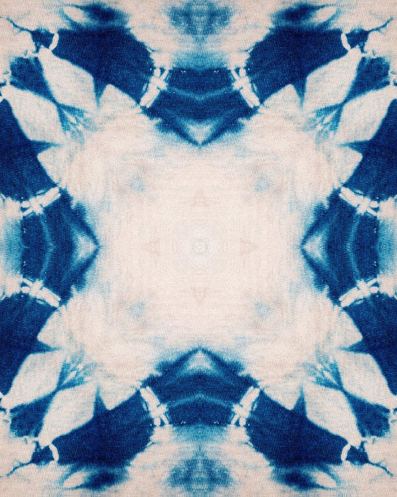 MindTheGap SHIBORI FLOWER Blue, White Wallpaper