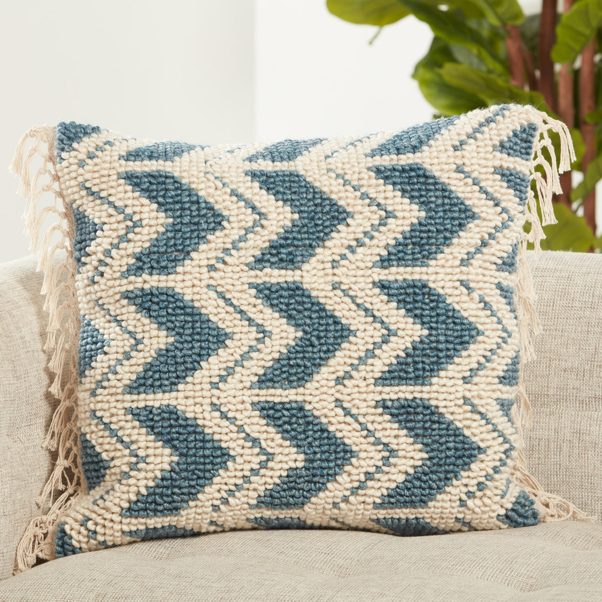 Jaipur Living Takeo Chevron Blue/ Ivory Pillow Cover (22" Square)