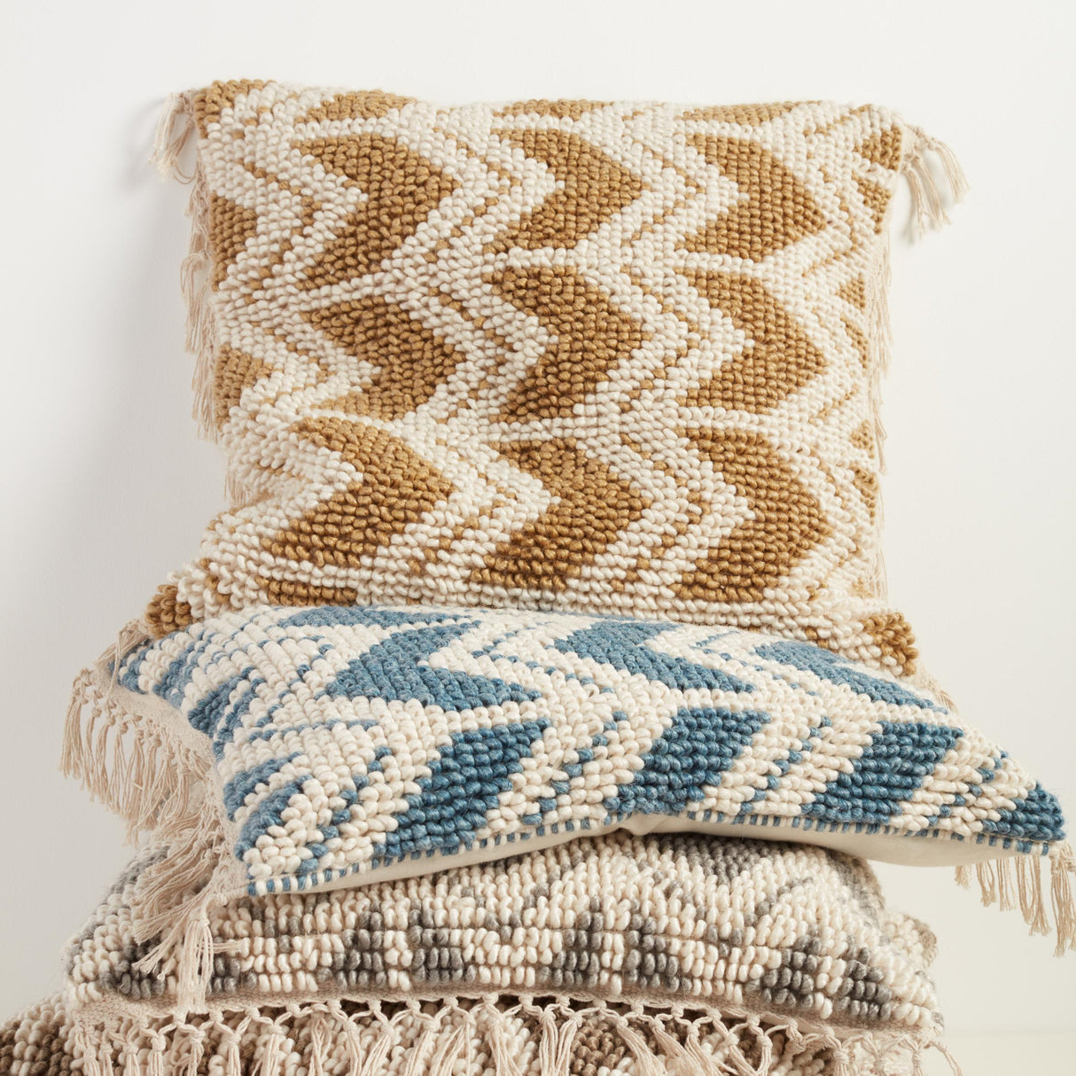 Jaipur Living Takeo Chevron Blue/ Ivory Pillow Cover (22" Square)