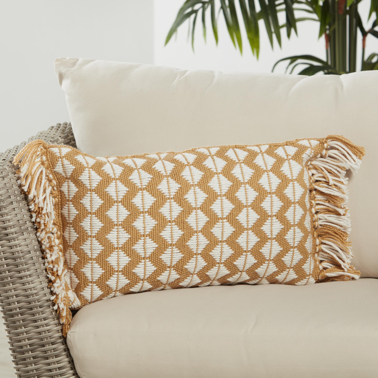 Jaipur Living Perdita Indoor/ Outdoor Geometric Gold/ Ivory Pillow Cover (13"X21" Lumbar)