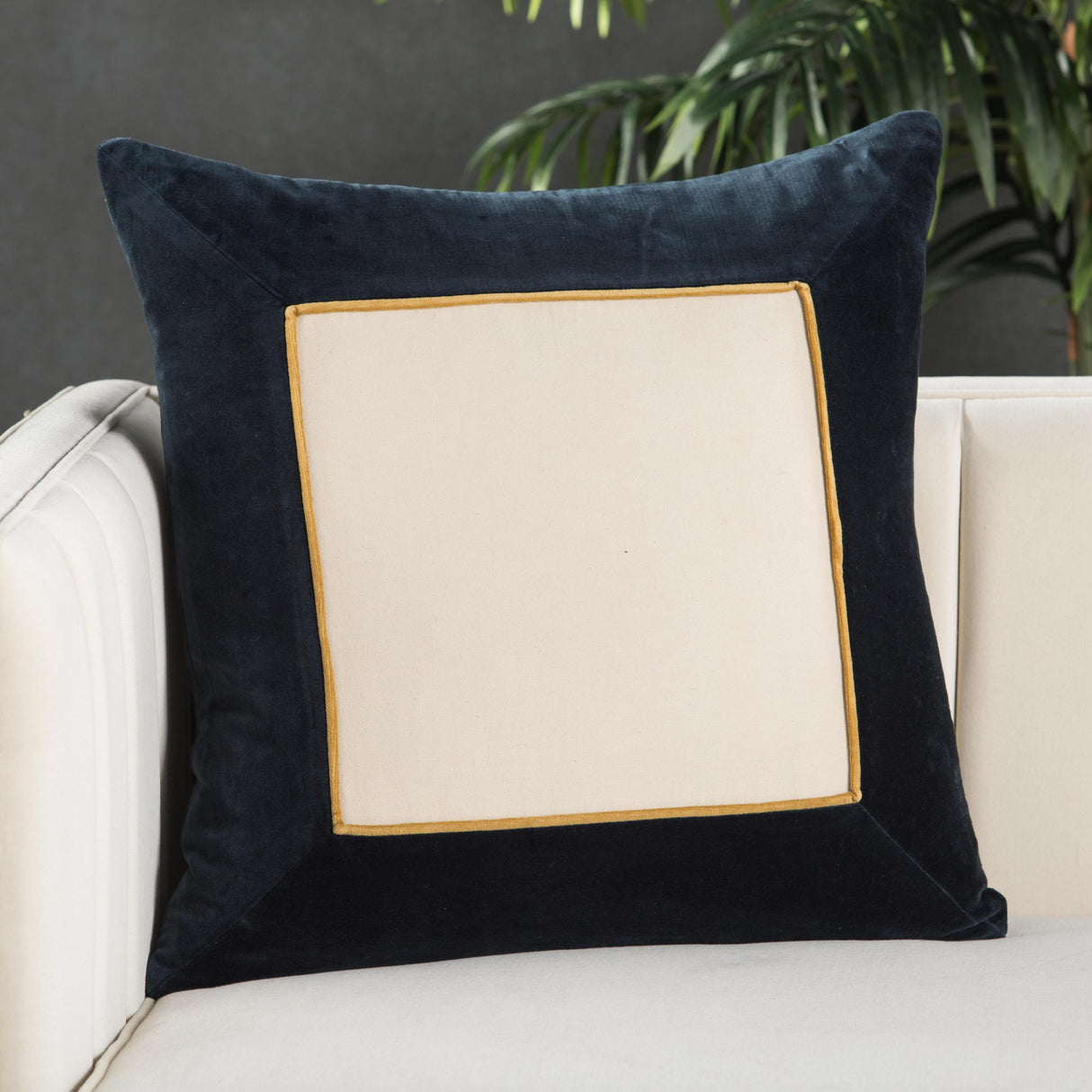 Jaipur Living Hendrix Bordered Navy/ Cream Pillow Cover (22" Square)